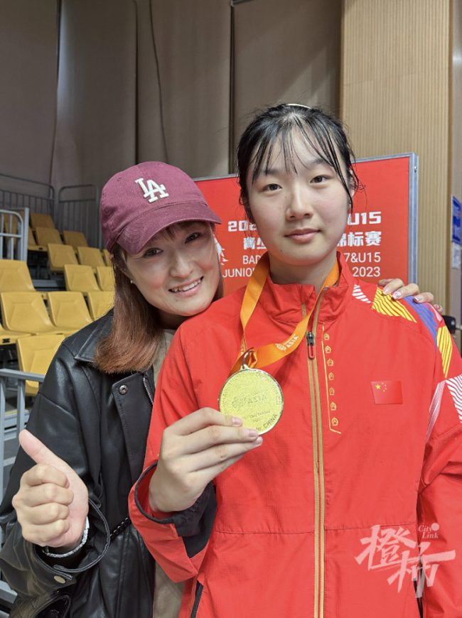 杭州16岁“猪猪女孩”成为羽毛球世界冠军！妈妈透露成功秘诀：吃好睡好训练好